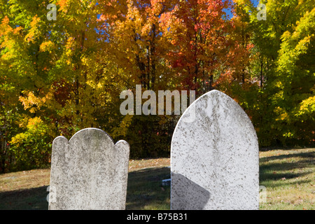 Zwei leere Grabsteine nebeneinander in einer alten New England-Friedhof Stockfoto