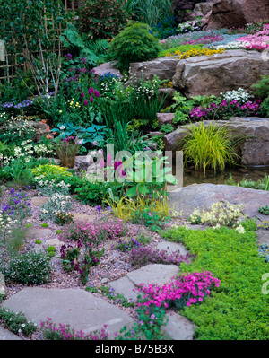 Bunte alpine Steingarten mit pool Stockfoto