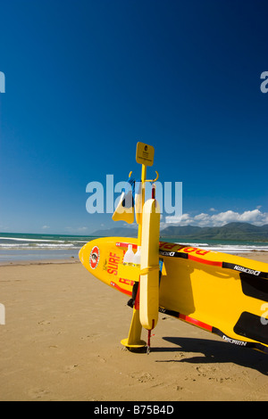 Die legendären gelben Surfski ist ein bekanntes Symbol Australiens Surf Lebensretter. Port Douglas, Queensland, Australien Stockfoto