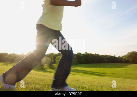 Unteren Teil des achtjährigen Mädchen laufen im Park, Winnipeg, Kanada Stockfoto