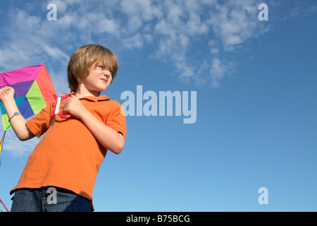 Sechs Jahre alten Jungen Holding Kite, Winnipeg, Kanada Stockfoto