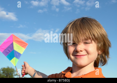 Sechs Jahre alter Junge mit Drachen, Winnipeg, Kanada Stockfoto