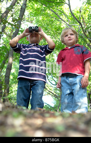 Vier bis sechs Jahre alten Brüder auf Wanderweg im Wald, Winnipeg, Kanada Stockfoto