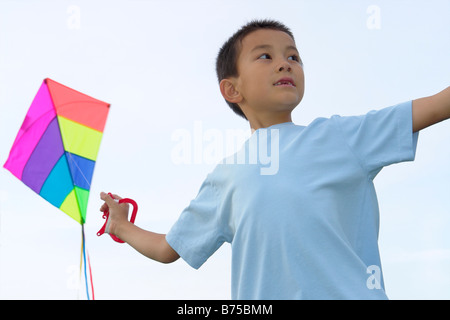 Sieben Jahre alter Junge mit Drachen, Winnipeg, Manitoba, Kanada Stockfoto