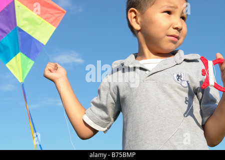 Sechs Jahre alter Junge mit Drachen, Winnipeg, Kanada Stockfoto