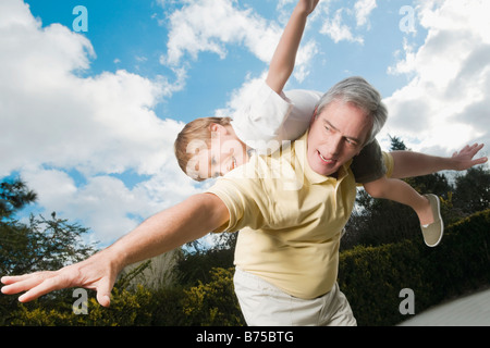 Ältere Mann spielt mit seinem Enkel Stockfoto