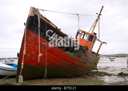 Angelboot/Fischerboot, Mersea Island im Schlamm Stockfoto