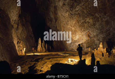 Höhlenforscher in der Salle des Treize, Halle 13, Gouffre Berger, Vercors, Frankreich Stockfoto