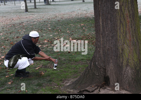 ein muslimischer Mann reinigt sich selbst vor dem Prier während einer Protestaktion im Hyde Park, London gegen die israelische Invasion des Gazastreifens. Stockfoto