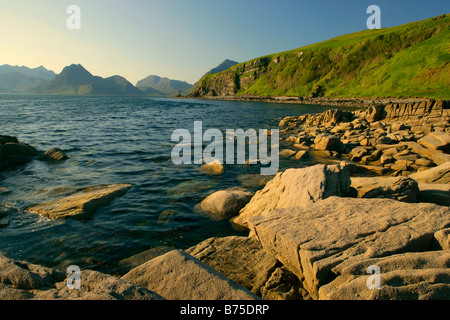 Sonnenuntergang am Strand in der Nähe von Elgol mit Findlingen im Vordergrund und zerklüfteten Cuillin Berge im Hintergrund Elgol Isle Scotland UK Stockfoto