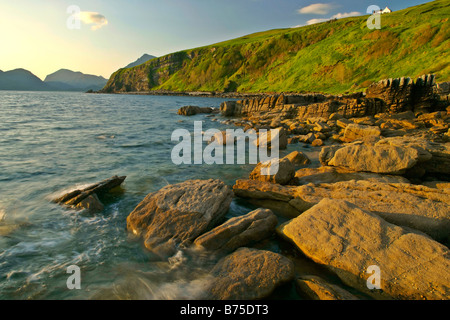 Sonnenuntergang am Strand in der Nähe von Elgol mit Findlingen im Vordergrund und zerklüfteten Cuillin Berge im Hintergrund Elgol Isle Scotland UK Stockfoto