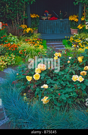 Gelbe Grenzen mit blauen Unterschlupf und bemalten Werkbank Stockfoto