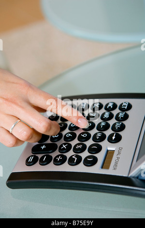 Frau Mit Einem Taschenrechner, Frau Verwendung eines Taschenrechners Stockfoto