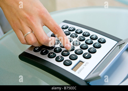 Frau Mit Einem Taschenrechner, Frau Verwendung eines Taschenrechners Stockfoto