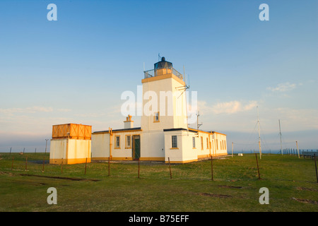 Eshaness Leuchtturm erbaut auf Eshaness Felsen im letzten Abendlicht Northmavine North Mainland Shetland Inseln Schottland UK Stockfoto