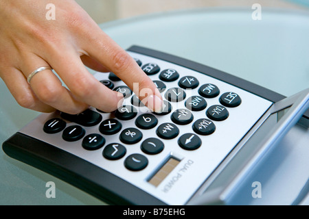 Frau Mit Einem Taschenrechner, Frau Verwendung eines Taschenrechners Stockfoto