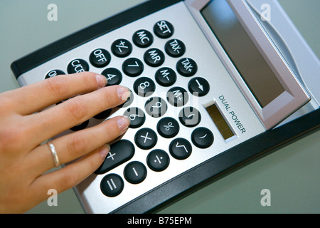 Frau Mit Einem Taschenrechner, Frau Verwendung eines Taschenrechners Stockfoto