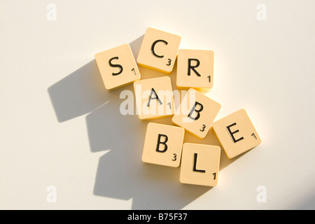 Scrabble Fliesen mit Schatten Stockfoto