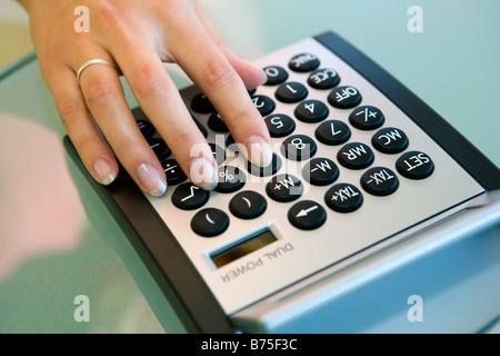 Frau Mit Einem Taschenrechner, Frau Verwendung eines Taschenrechners Stockfoto