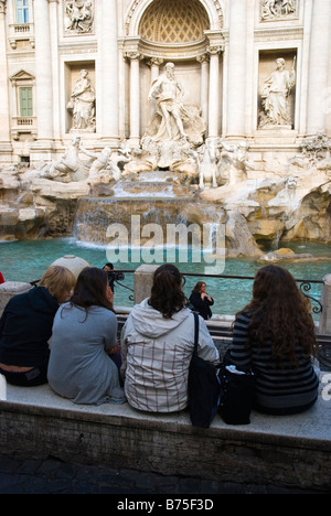 Menschen im Fontana di Trevi in Centro Storico Bezirk von Rom Italien Europa Stockfoto