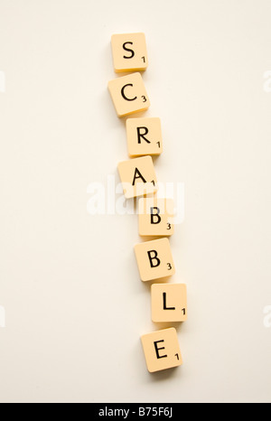 Scrabble Fliesen vertikal angeordnet. Stockfoto