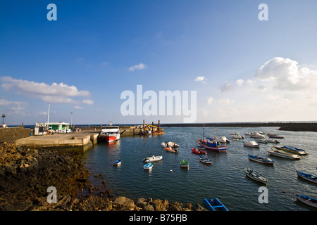 Orzola Hafen Hafen Hafen Schiffe Boote Fähre Angeln Lanzarote-Kanaren-Kanarische Inseln-Spanien-Europa Reisen Tourismus Stockfoto
