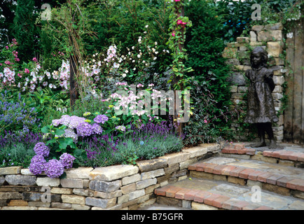 Hortensien Lavatera Barnsley und Lavendel Hidcote in einem schattigen Rand Stockfoto