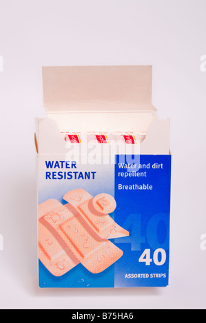 Elastoplast wasserfeste Pflaster in einem Paket zur medizinischen Anwendung auf verletzter Haut des Menschen Stockfoto