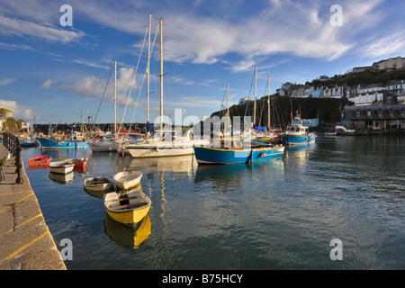 Boote im Innenhafen in Mevagissey Cornwall Stockfoto