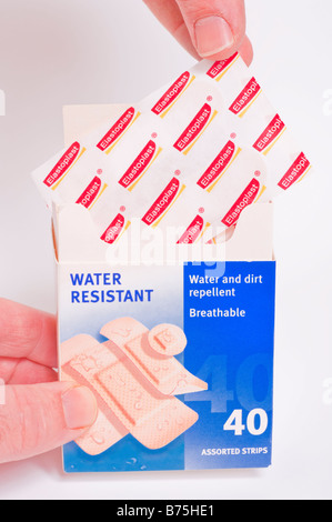 Elastoplast wasserfeste Pflaster in einem Paket zur medizinischen Anwendung auf verletzter Haut des Menschen Stockfoto