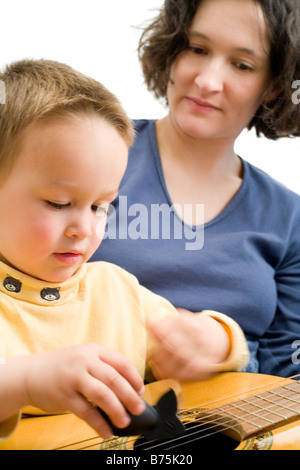 Mutter und Kind mit Gitarre Stockfoto