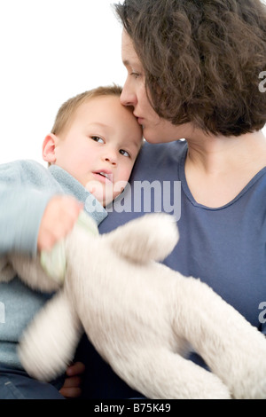 Mutter Kind küssen Stockfoto