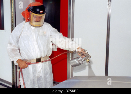 Auto Body Shop Spray Maler in staubfreien Stand Malerei Motorhaube. Stockfoto