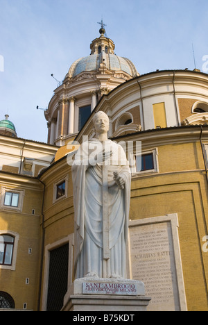 Statue von San Carlo vor San Carlo al Corso Kirche am Piazza Augusto Imperatore im Centro Storico Rom Italien Europa Stockfoto