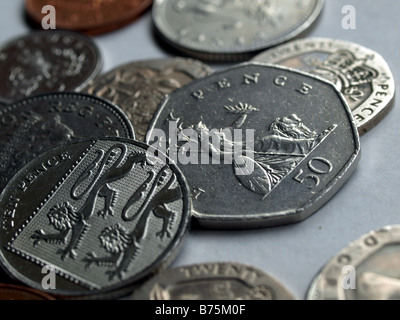 Ein Makro aus einer Auswahl von britischen Münzen zeigen britische Abzeichen. Stockfoto