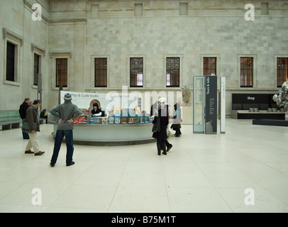 Informationsschalter im Queen Elizabeth II Great Court im British Museum, London, England Stockfoto