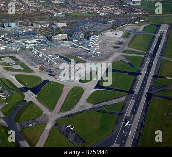 Manchester Flughafen aus der Luft, Nordengland Stockfoto