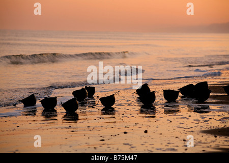 Sonnenuntergang auf amerikanische d Tag M1 Krieg Helme am Ufer des Omaha Beach, Normandie, Frankreich Stockfoto