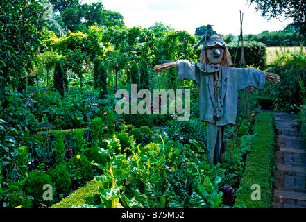 Vogelscheuche im Gemüsegarten Barnsley House Stockfoto