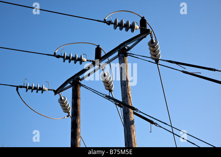 Obenliegende Elektrizität Stromkabel Versorgung Häuser in Birmingham England UK Stockfoto