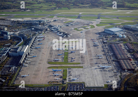 Manchester Flughafen aus der Luft, Nordengland Stockfoto