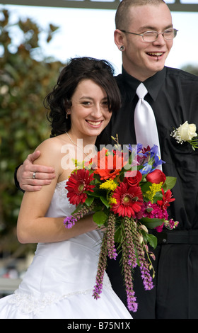 Braut und Bräutigam posieren für Fotos. Stockfoto