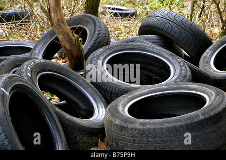 Alte Reifen fliegen kippte auf der A45 Straße Birmingham UK Stockfoto