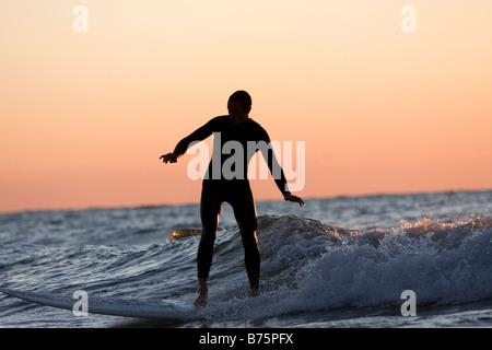 Surfer reiten eine mächtige Welle am Ufer des Lake Michigan Stockfoto