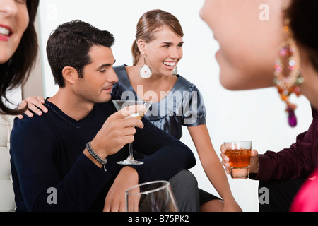 Fünf Freunde feiern mit Wein und cocktail Stockfoto