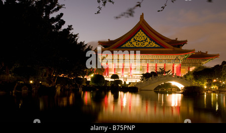 Reflexionen von der National Concert Hall in der Morgendämmerung in Taipei, Taiwan Stockfoto