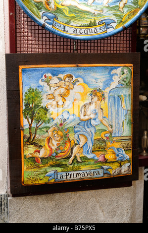 Typische sizilianische Keramik Artikel in Sonderaktionen im Shop in Taormina in Sizilien Italien Stockfoto