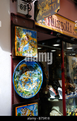 Typische sizilianische Keramik Artikel in Sonderaktionen im Shop in Taormina in Sizilien Italien Stockfoto