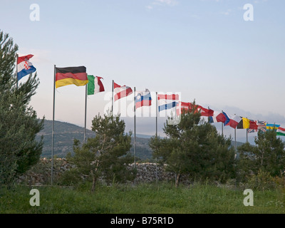 Reihe von verschiedenen europäischen Flaggen wehen im Wind mit Flagge von Deutschland Italien Österreich Niederlande Tschechische Republik Stockfoto