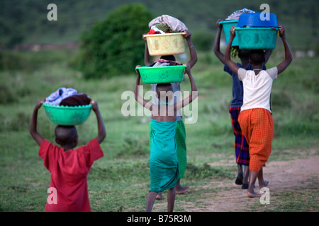 Ngoiroro ist ein Dorf mit 200 Einwohnern alle gehören zum Stamm Massai Dorf direkt liegt im Rift Valley südlich von Nairobi gegen den tansanischen Grenze Mädchen und Frauen sind verantwortlich für die Wäsche bei der Riversite Stockfoto